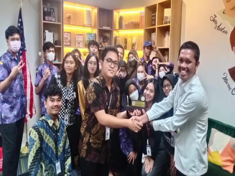 Kunjungan siswa-siswa ke American Corner Universitas Airlangga Surabaya