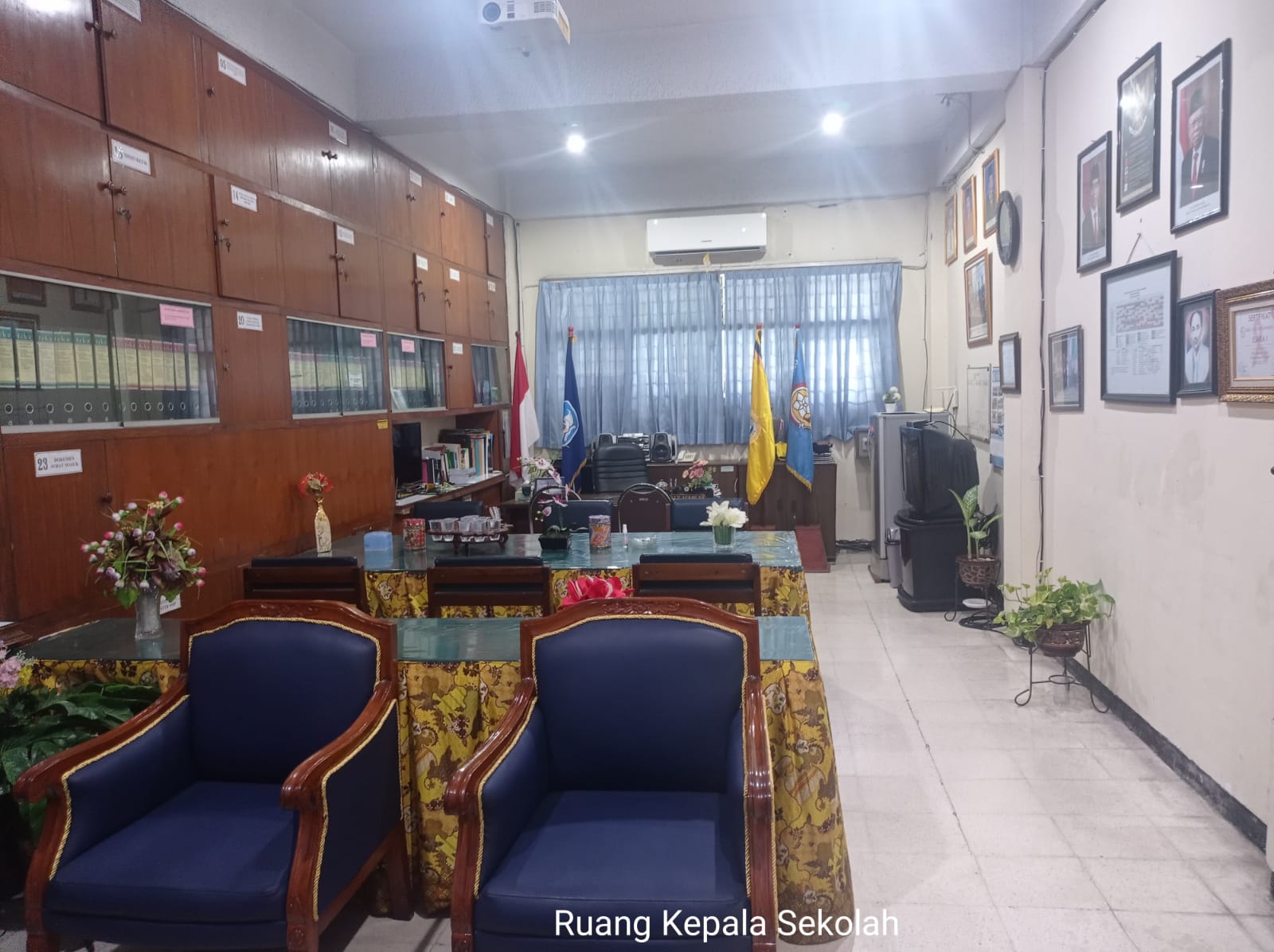 Ruang Kepala Sekolah | SMA Dr. Soetomo Surabaya